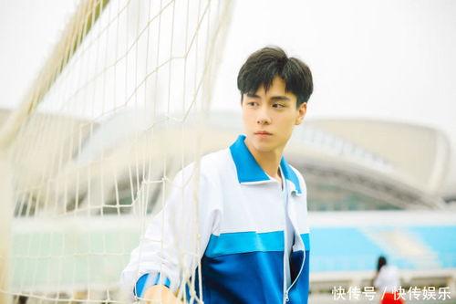 肖战抱腰吃瓜图片,演绎夏日清凉瞬间